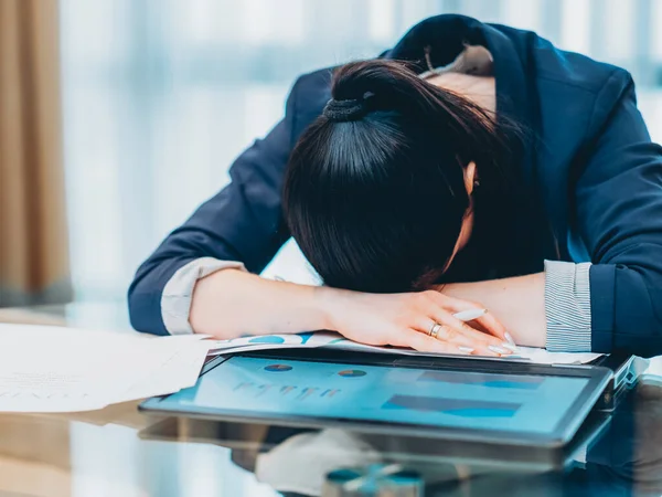 Gaya hidup workaholic wanita bisnis kelelahan — Stok Foto