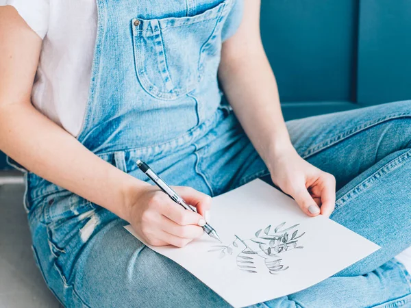 Creative leisure female artist sketching plants — Stock Photo, Image