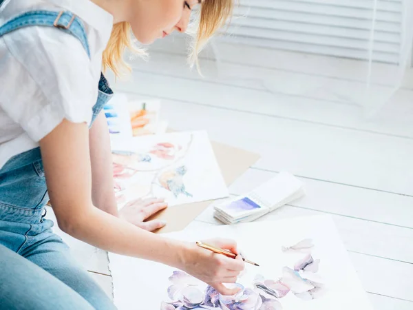 Arte hobby mulher inspirada sentado pintura chão — Fotografia de Stock