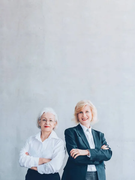 Сильна жіноча команда довіряє старшим впевненим жінкам — стокове фото