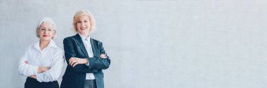 Kadın odaklı şirket kıdemli kendine güvenen kadınlar