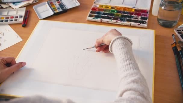 Képzőművészet tehetséges nő rajzolás ceruza vászon — Stock videók