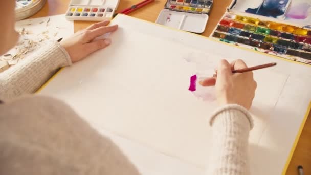 Astratto opere d'arte donna abile pittura acquerello — Video Stock