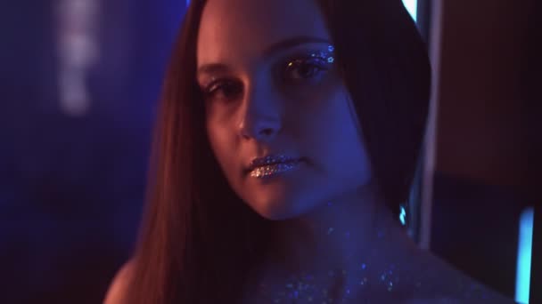 Neon retrato noite estilo de vida mulher brilho maquiagem — Vídeo de Stock