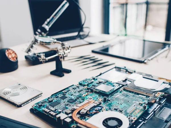 Engenharia de laboratório de tecnologia peças de laptop local de trabalho — Fotografia de Stock