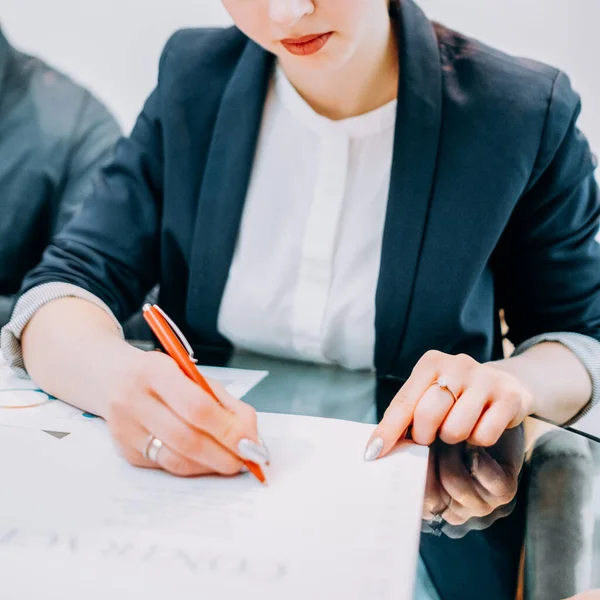 Юридична угода успішна ділова жінка контракт — стокове фото