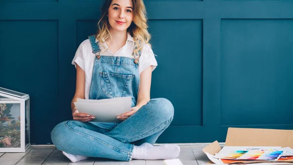 Painting hobby female artist sitting floor artwork — Stock Photo, Image