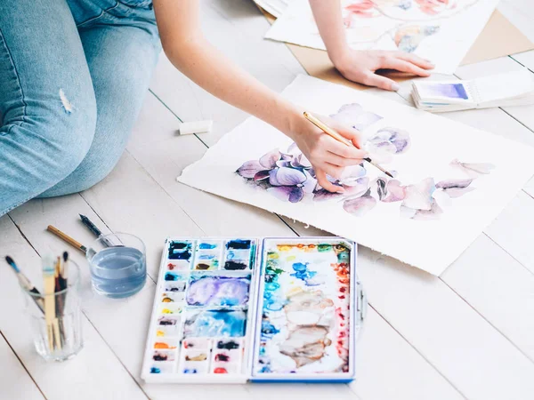 Art therapy woman sitting painting watercolor — Stock Photo, Image
