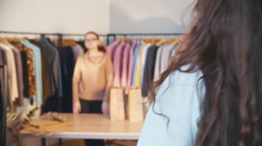 Moda butiği kadın giysi torbaları.