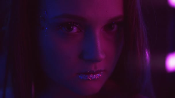 Neon světlo portrét strana make-up žena třpyt — Stock video