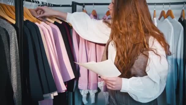 Imagen consultoría estilista femenino comprobar vestidos — Vídeo de stock