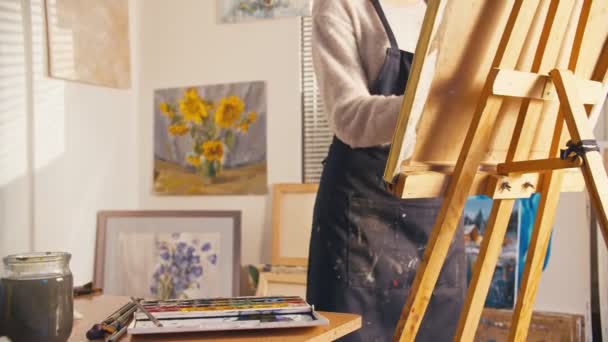 Arte estudio creativo espacio inspirado mujer pintura — Vídeos de Stock