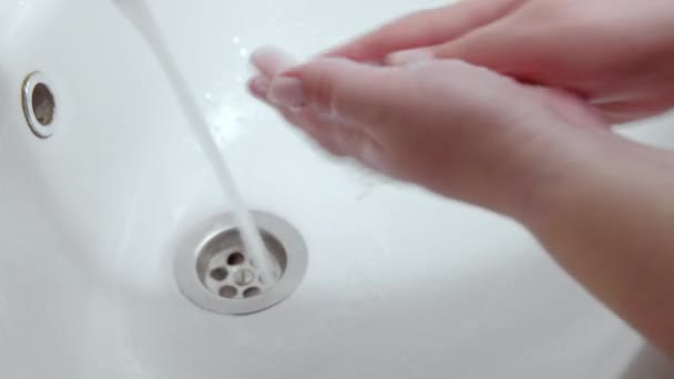 Эпидемия ручной стирки, женщина стирает мыло — стоковое видео