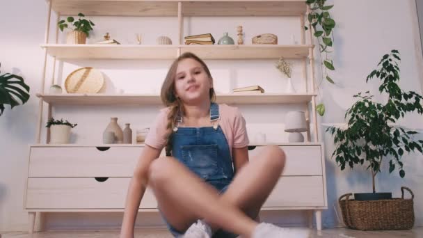 Covid-19 karanténa pobyt doma teen dívka vlog — Stock video