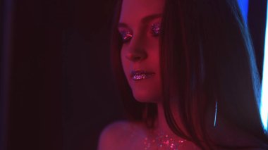 Neon ışıklı portre parıltılı moda sanatçısı kırmızı kadın.