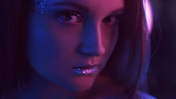 Neon kız portresi cazibeli makyaj kadını parıltısı — Stok fotoğraf
