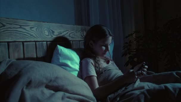 Dipendenza giovanile ragazza internet smartphone notte — Video Stock