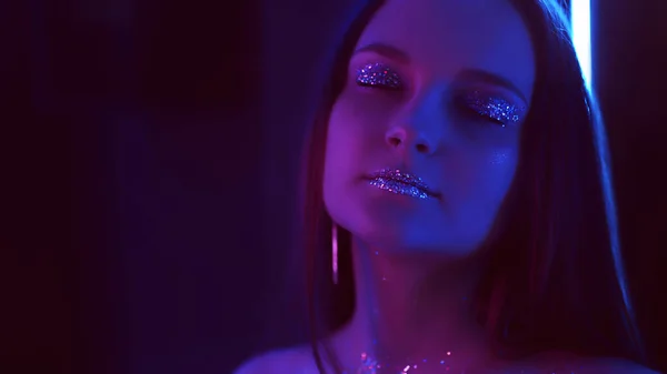 Neon světlo portrét tvůrčí módní make-up žena — Stock fotografie