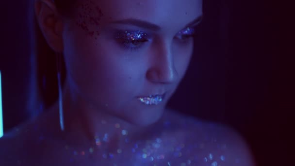 Paillettes maquillage glamour portrait femme néon lumières — Video