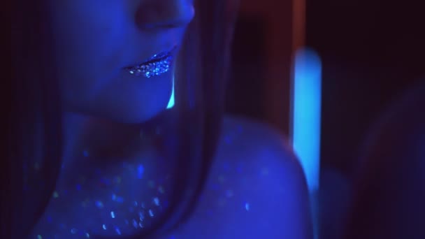 Disko portresi göz kamaştırıcı gece kadınının ışıltılı dudakları — Stok video