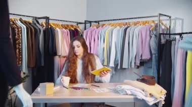 Moda tasarımcısı kadın stilisti showroom