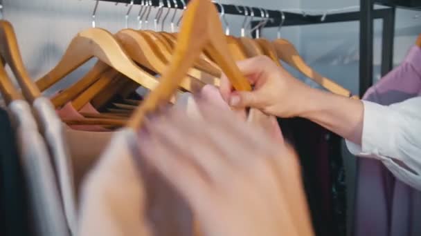 Mujer compras cliente femenino elegir ropa — Vídeo de stock