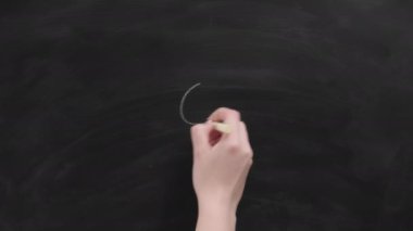 Olumlu düşünen kadın eli güneş ışınları çiziyor