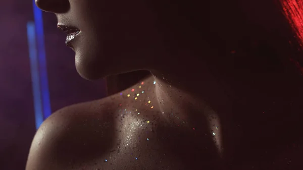 Glitter skin woman sparkling lips bare shoulder — Stock Photo, Image