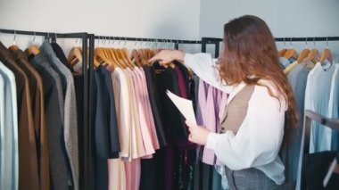 kişisel tasarım servisi tasarımcısı elbise seçiyor