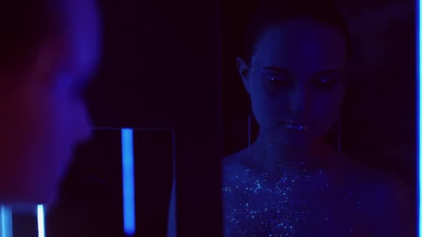 Neon portrét noc strana vzhled žena třpyt kůže — Stock video