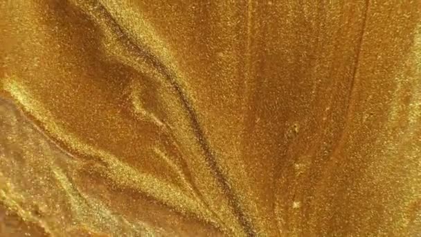 Glitzernde Tinte verschüttet goldglänzende feuchte Farbe Bewegung — Stockvideo