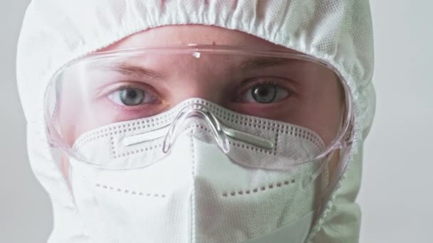 Hälso- och sjukvård forskare täcka alla googlar ansikte mask — Stockvideo