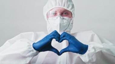 Tıbbi kardiyolog ppe kalp işareti