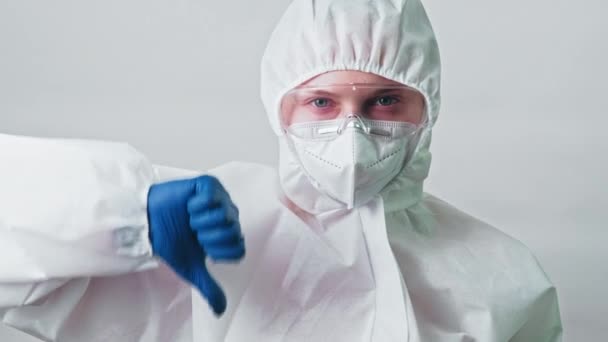 Medische wetenschapper ppe googles masker duim naar beneden — Stockvideo