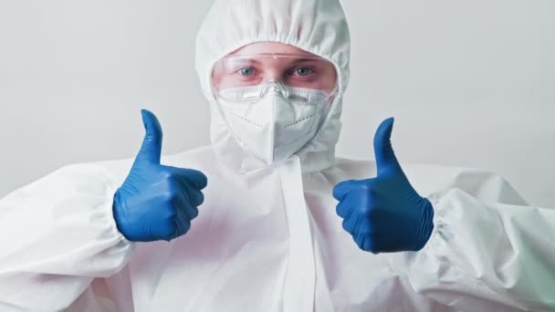 Healthcare specialist doctor ppe googles thumbs up — Stock Video