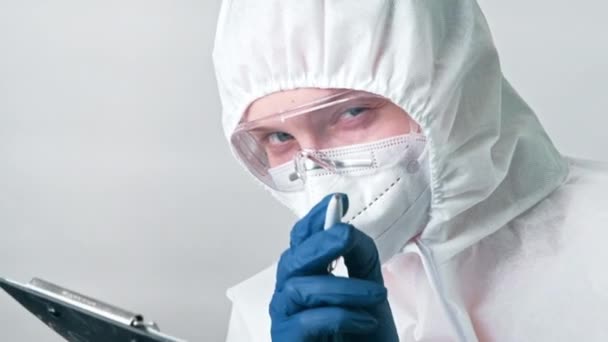 Operatore sanitario infermiera ppe googles scrittura relazione — Video Stock