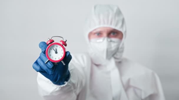 Epidemia estacional enfermera mono máscara despertador reloj — Vídeos de Stock