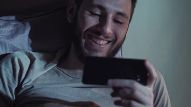 Поздняя веселая бессонная ночь мужчина смотрит кино онлайн — стоковое видео
