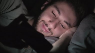 İnternetteki eğlenceli gece eğlencesi adamı eğlendirirdi.