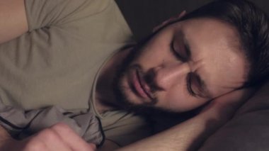 Uyku bozukluğu, panik atak, kabus yatağı.