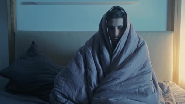 Disturbi del sonno uomo insonnia coperta seduta letto — Video Stock