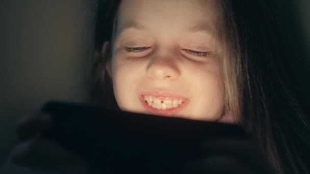 Enfant nuit blanche fille profiter de regarder le téléphone — Video