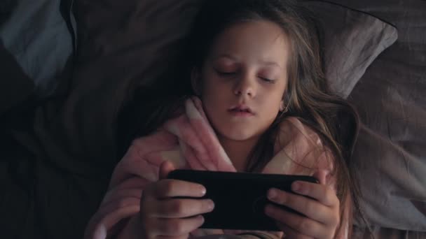 Bambino insonnia annoiato ragazza guardando video smartphone — Video Stock