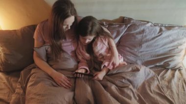 Anne kız aile bağları, boş zaman telefon yatağı.