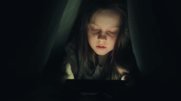Criança noite lazer menina assistindo telefone escuridão — Vídeo de Stock