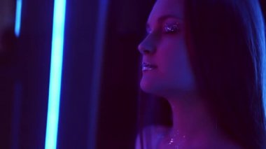 Neon portre kadın parıltılı makyaj mavi ışıklar