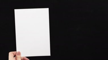 Kartvizit modelleme elleri iki boş nota gösteriyor
