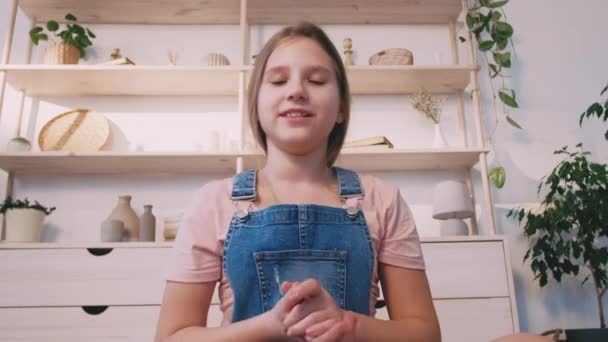 Adolescente influenciador mídia social menina discurso vlog — Vídeo de Stock