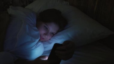 Gençler için eğlence gecesi internet sörfü kız uygulaması