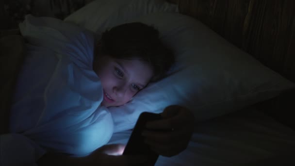 Tiener vrijetijdsbesteding nacht surfen meisje app — Stockvideo